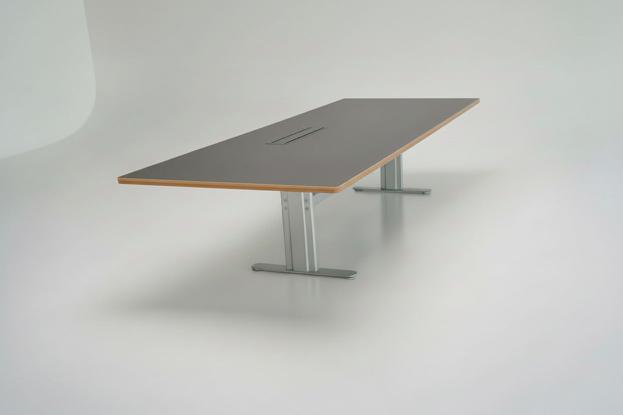 Montana konferencebord i mørkegrå laminat 320x120 cm med metal stel set forfra